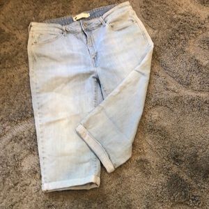 BUNDLE🛍4/$30 - Levi Strauss & Co. capri-length jeans.